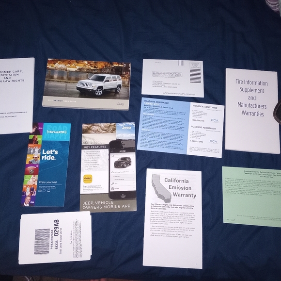 2017 Jeep Patriot owners manual w canvas case - Picture 2 of 2